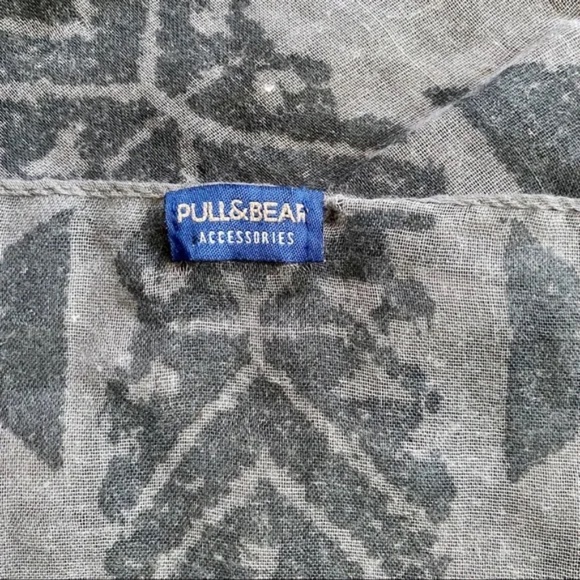 Pull & Bear Gray Black Geometric Fringe Scarf | European Streetwear Minimalist - Picture 3 of 7